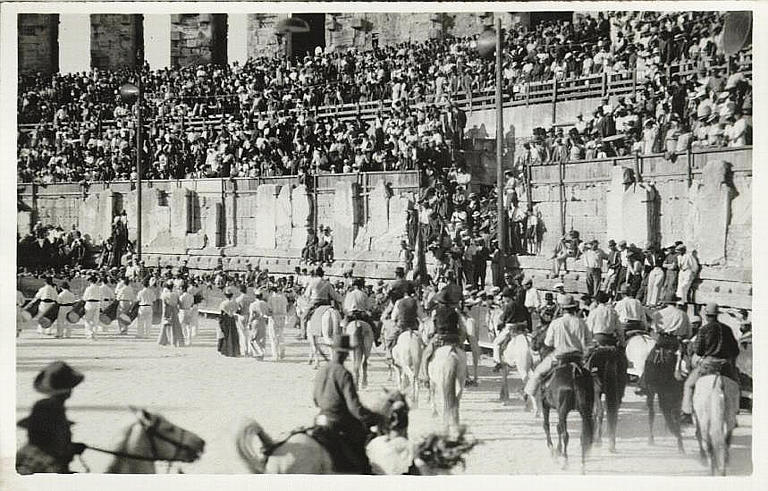 ARLES - DISTRIBUTION DE PRIX FOLKLORIQUES_0