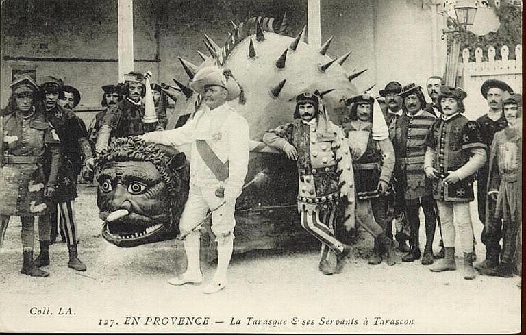 127 EN PROVENCE - LA TARASQUE ET SES SERVANTS A TARASCON_0