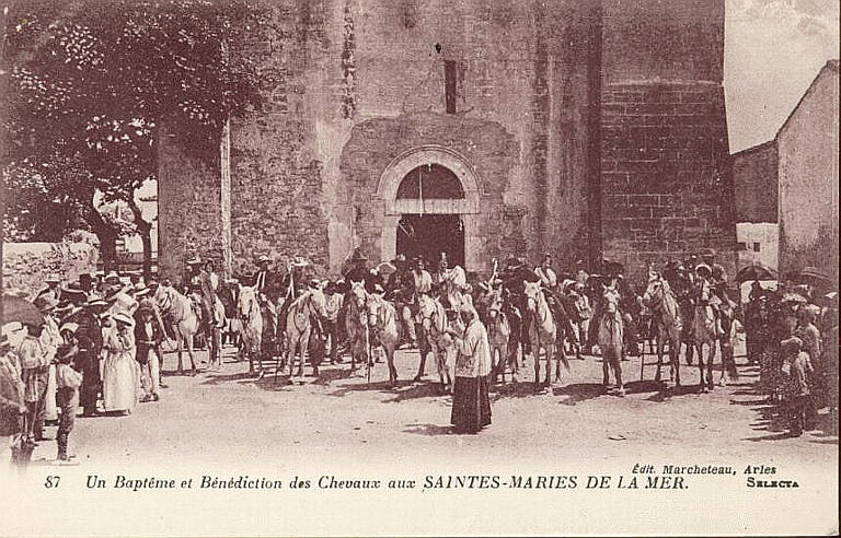 87 UN BAPTEME ET BENEDICTION DES CHEVAUX AUX SAINTES-MARIES DE LA MER_0