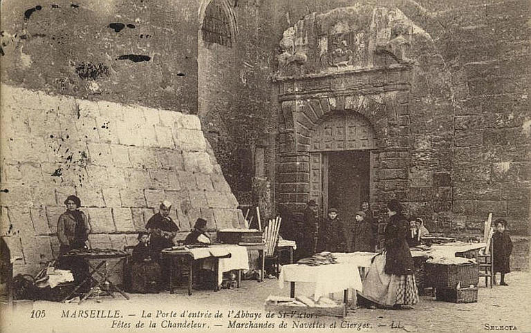 105 MARSEILLE - LA PORTE D'ENTREE DE L'ABBAYE DE ST-VICTOR - FETES DE LA CHANDELEUR - MARCHANDES DE NAVETTES ET CIERGES_0