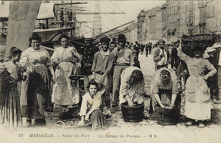 78 MARSEILLE - SCENE DU PORT - LE LAVAGE DU POISSON_0