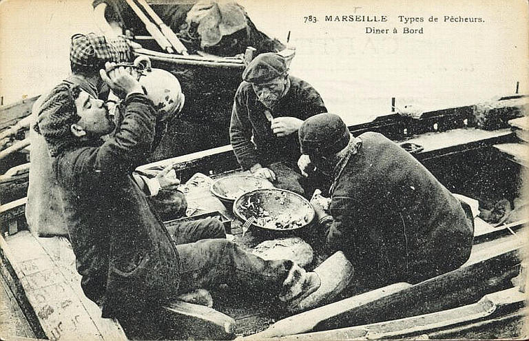 783 MARSEILLE - TYPES DE PECHEURS - DINER A BORD_0