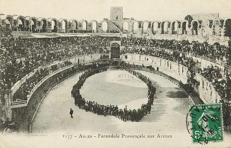 177 ARLES - FARANDOLE PROVENCALE AUX ARENES_0