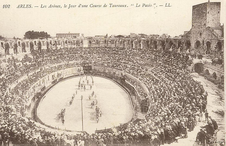 102 ARLES - LES ARENES, LE JOUR D'UNE COURSE DE TAUREAUX. 'LE PASEO'_0