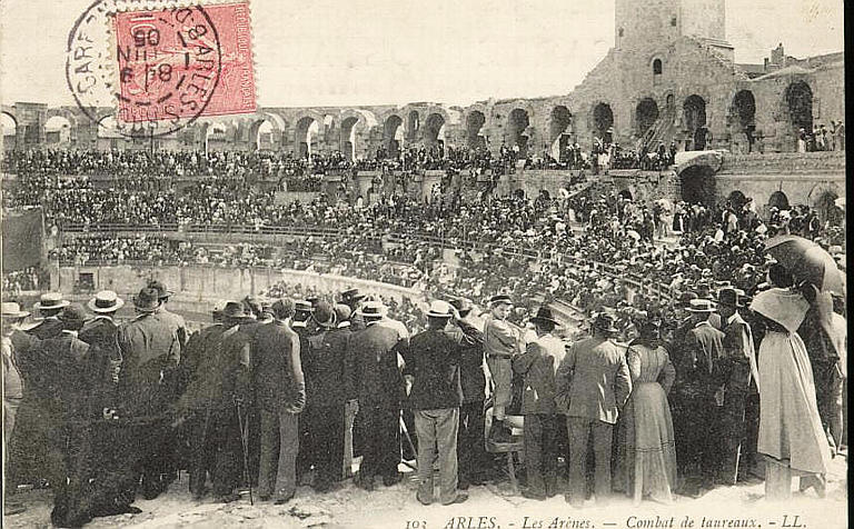 103 ARLES - LES ARENES - COMBAT DE TAUREAUX_0