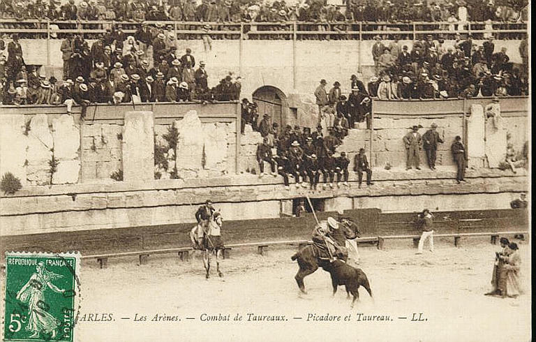 ARLES - LES ARENES - COMBAT DE TAUREAUX - PICADORE ET TAUREAU_0