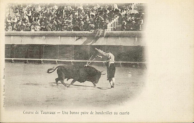 COURSE DE TAUREAU - UNE BONNE PAIRE DE BANDERILLES AU CUARTO_0
