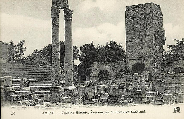 109 ARLES. - Théâtre Romain, Colonne de la Scène et Côté sud_0