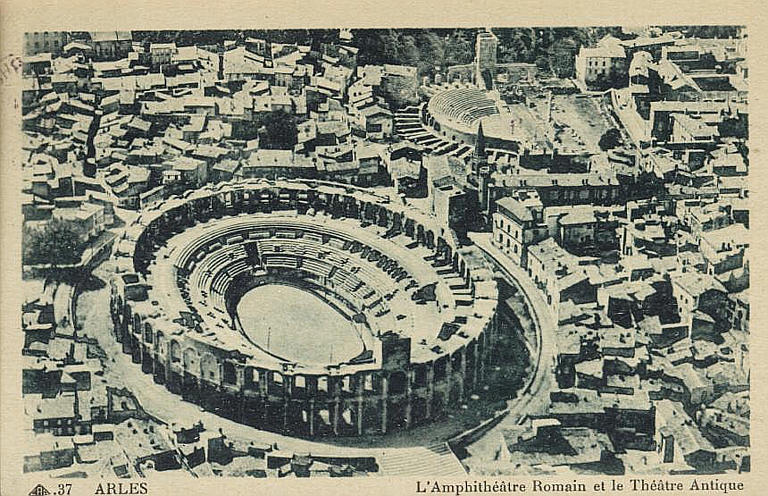 37 ARLES. - L'Amphithéâtre Romain et le Théâtre Antique_0