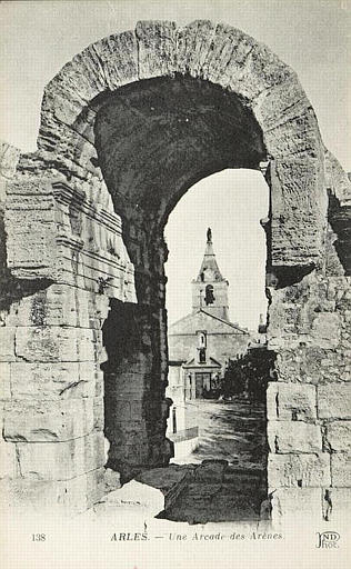 138 - ARLES - Une Arcade des Arènes_0