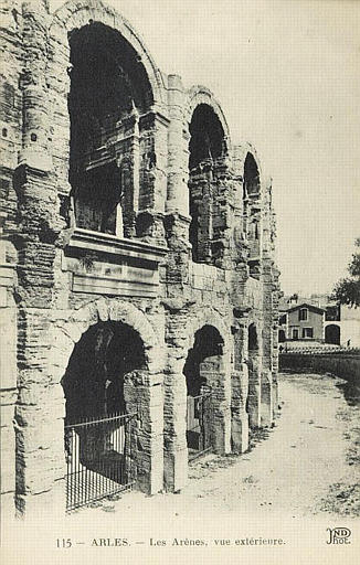 115 - ARLES. - Les Arènes, vue extérieure_0
