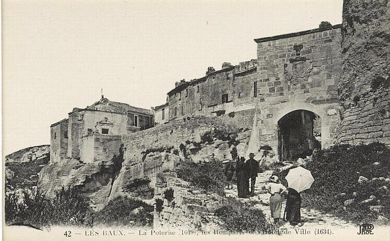 42 - LES BAUX. - La Poterne (1649), les Remarts et l'Hôtel de Ville (1634)_0