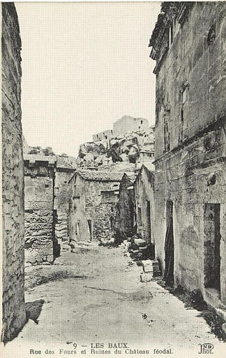 9 - LES BAUX. / Rue des Fours et Ruines du château féodal_0