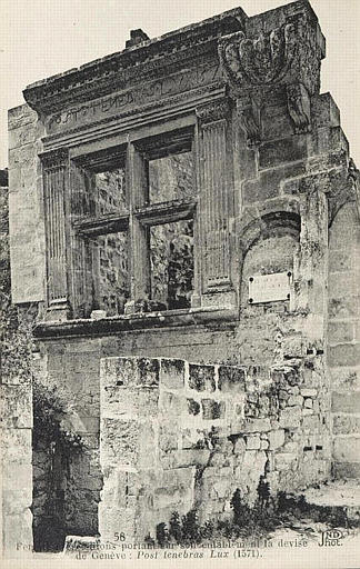 58 LES BAUX / Fenêtre et croisillons portant sur son entablement la devise de Genève : Post tenebras Lux (1751). ND Phot_0