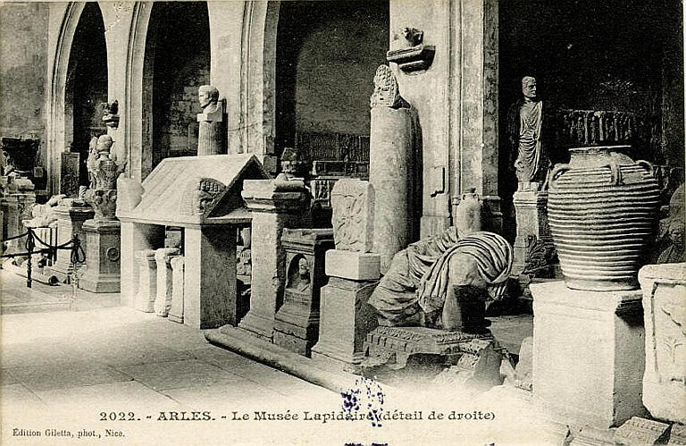 2022. - ARLES. - Le Musée Lapidaire (détail de droite)_0