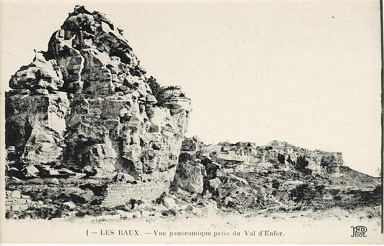 1 - LES BAUX. - Vue panoramique prise du Val d'Enfer_0