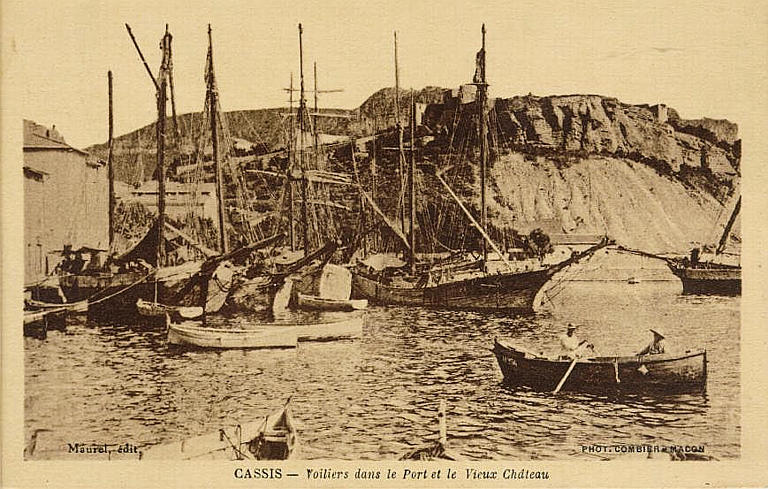 CASSIS - VOILIERS DANS LE PORT ET LE VIEUX CHATEAU_0