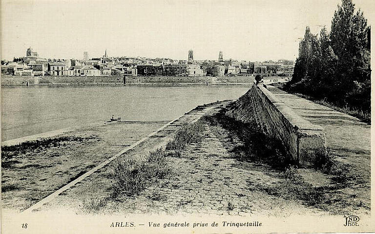 18 ARLES. - Vue générale prise de Trinquetaille_0