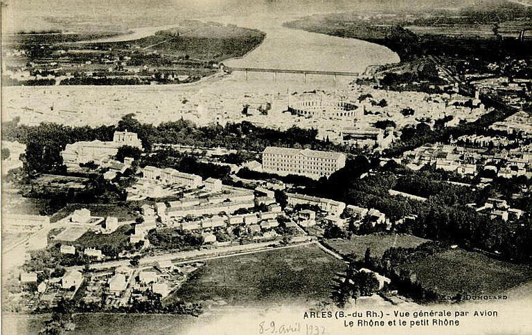 ARLES (B.-du Rh.) - Vue générale par Avion / le Rhône et le petit Rhône_0