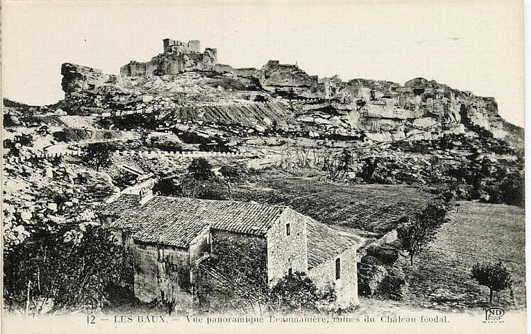 12 - LES BAUX. - Vue panoramique Beaumanière, ruines du Château féodal_0