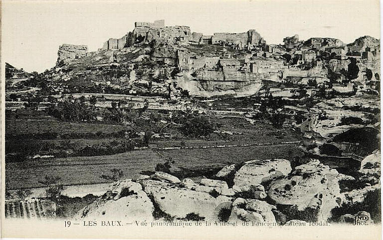 19 - LES BAUX. - Vue panoramique de la Ville et de l'ancien Château féodal_0
