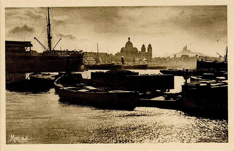 147.-MARSEILLE / Un coin du Port de la Joliette / (Dans le lointain la Cathédrale / et Notre-Dame de la Garde)_0