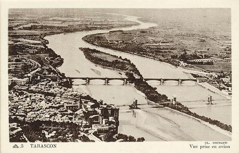 5 TARASCON Vue prise en avion_0