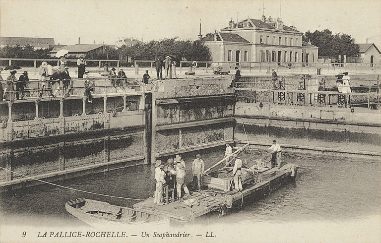 9 LA PALLICE-ROCHELLE - UN SCAPHANDRIER_0