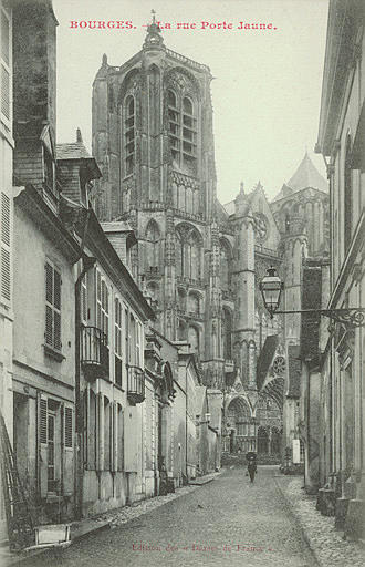 BOURGES. - LA RUE PORTE JAUNE_0