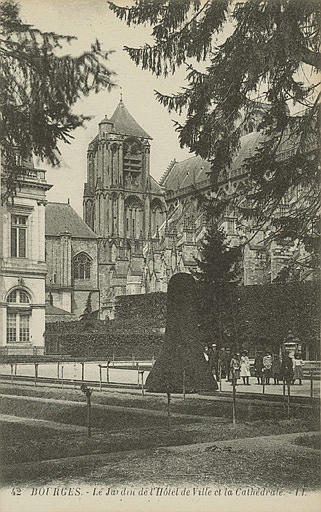 42 BOURGES - LE JARDIN DE L'HOTEL DE VILLE ET LA CATHEDRALE_0