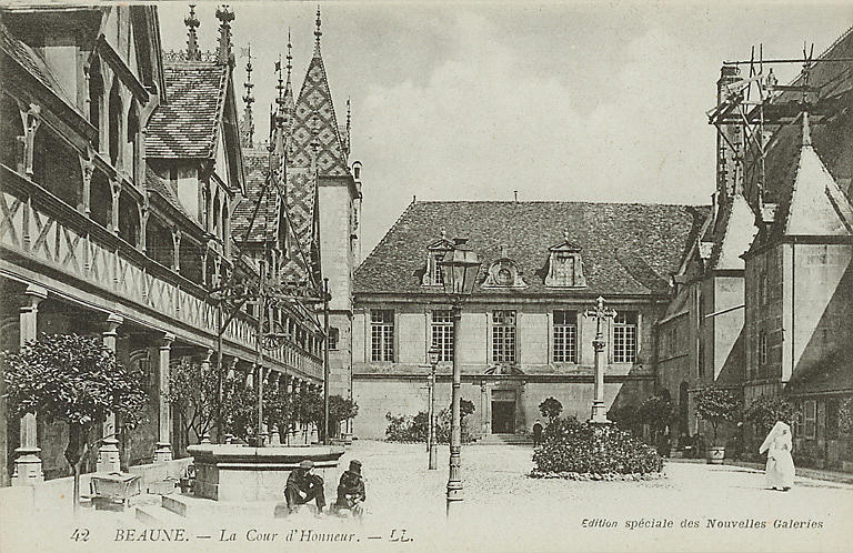 42 BEAUNE - LA COUR D'HONNEUR_0