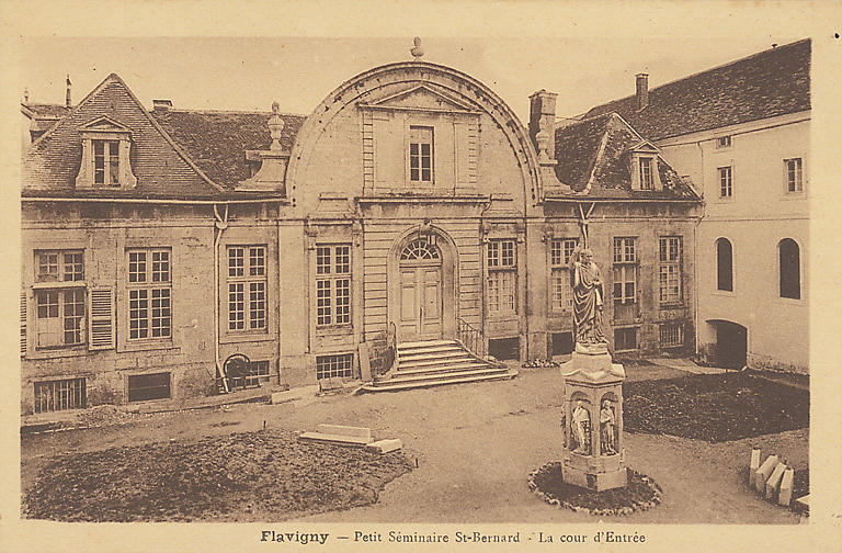 FLAVIGNY - PETIT SEMINAIRE ST-BERNARD - LA COUR D'ENTREE_0