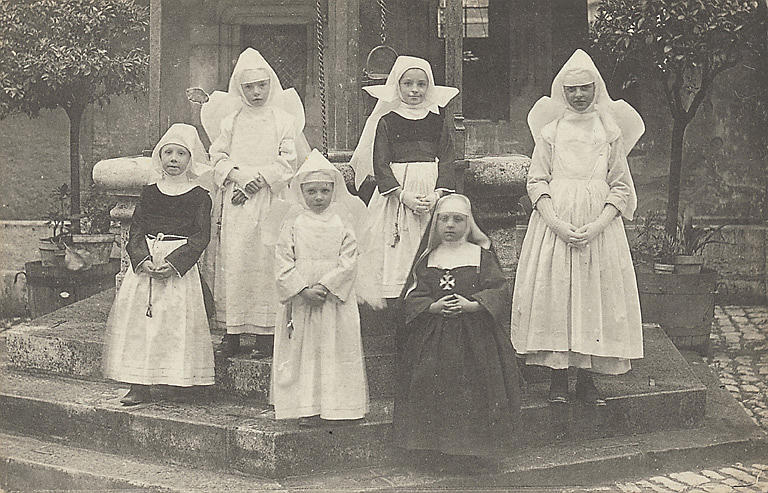 BEAUNE - PETITES RELIGIEUSES HOSPITALIERES_0