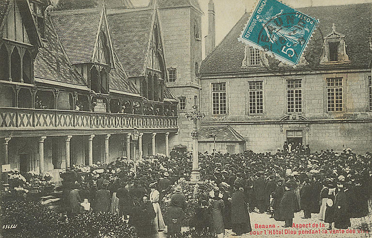 BEAUNE - ASPECT DE LA COUR L'HOTEL DIEU PENDANT LA VENTE DES VINS_0