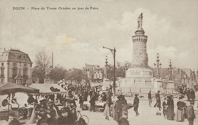 DIJON - PLACE DU TRENTE OCTOBRE UN JOUR DE FOIRE_0