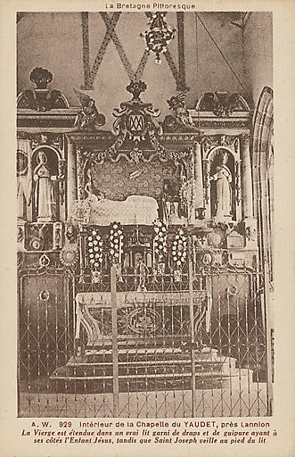 INTERIEUR DE LA CHAPELLE DU YAUDET. VIERGE COUCHEE_0