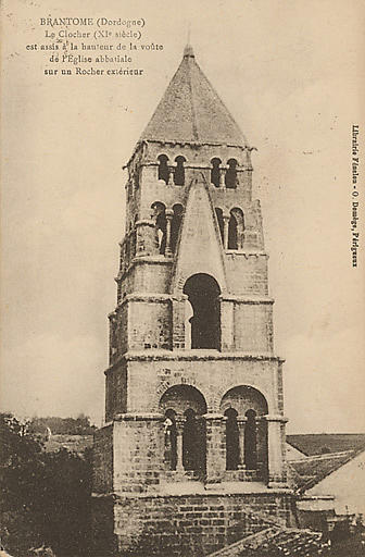 BRANTOME (DORDOGNE) - LE CLOCHER (XIE SIECLE) EST ASSIS A LA HAUTEUR DE LA VOUTE DE L'EGLISE ABBATIALE SUR UN ROCHER EXTERIEUR_0