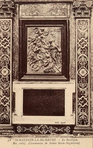 Saint-Maximin-la-Sainte-Baume - La Basilique. Bas relief (Communion de Ste-Marie-Magdeleine)_0