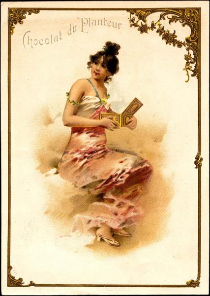 Femme assise tenant une boîte ouverte dans ses mains (titre factice)_0