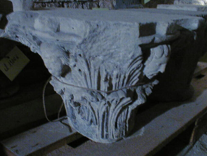 Chapiteau à rinceaux et têtes (Saint-Denis ?)_0