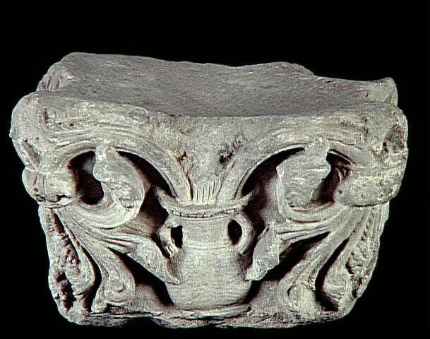 Chapiteau au vase jaillissant_0