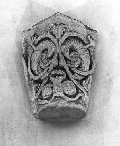 Chapiteau d'angle (abbatiale Sainte-Geneviève de Paris)_0