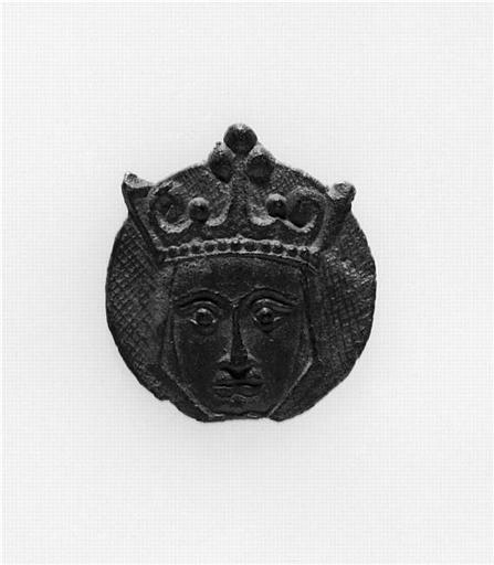FRAGMENT D'ENSEIGNE DE PELERINAGE : TETE DE FEMME NIMBEE ET COURONNEE_0