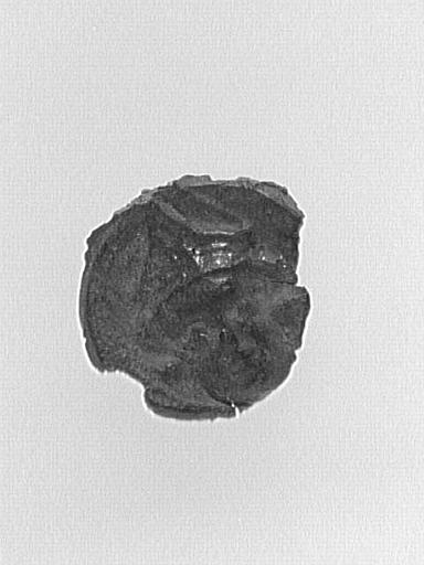 FRAGMENT D'ENSEIGNE DE PÈLERINAGE : TÊTE NIMBÉE D'ÉVÊQUE_0