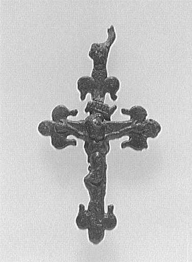 CHRIST EN CROIX ET VIERGE A L'ENFANT_0