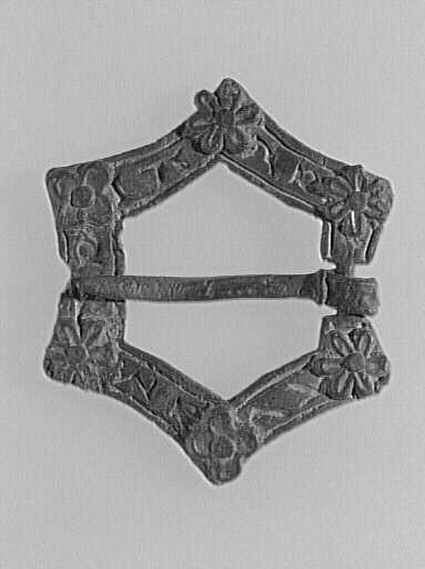 Enseigne profane, fermail (fragment)_0