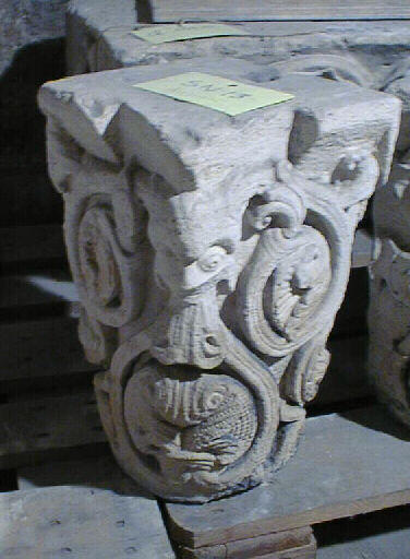 Chapiteau d'angle (église abbatiale Sainte-Geneviève de Paris)_0