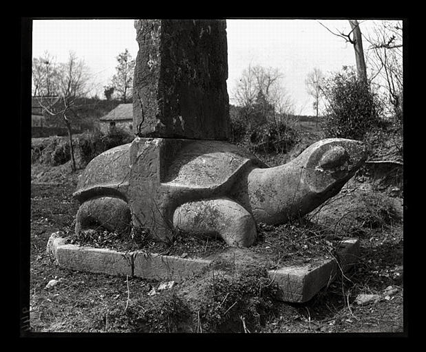 [Jiangsu]. Région de Nankin [Nanjing], Yao-houa men [Yaohuamen], [Ganjiaxian], allée funéraire de Siao Sieou [Xiao Xiu] (mort en 518 ap. J.-C.), [base de stèle], tortue_0