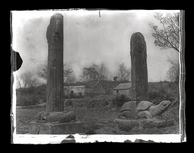 [Jiangsu]. Région de Nankin [Nanjing], Yao-houa men [Yaohuamen], [Ganjiaxian], allée funéraire de Siao Sieou [Xiao Xiu] (mort en 518 ap. J.-C.), stèle et colonne cannelée_0