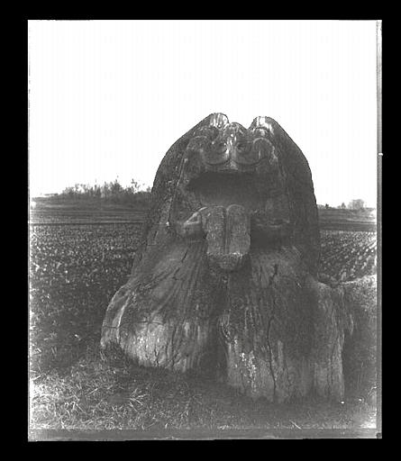 [Jiangsu]. Région de Nankin [Nanjing], Yao-houa men [Yaohuamen], [Ganjiaxian], allée funéraire de Siao King [Xiao Jing] (mort en 528 ap. J.-C.), lion ailé, vu de face_0